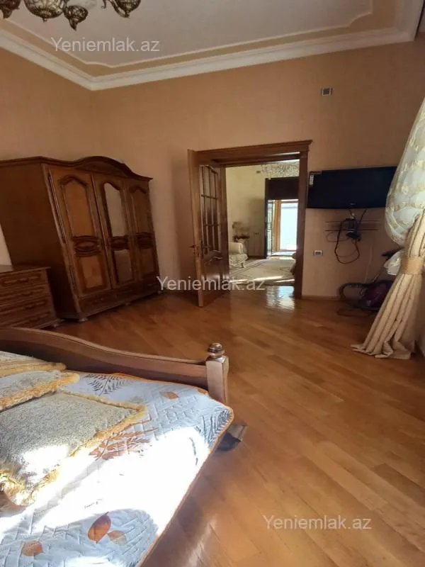 Satılır 8 otaqlı həyət evi 380 m²