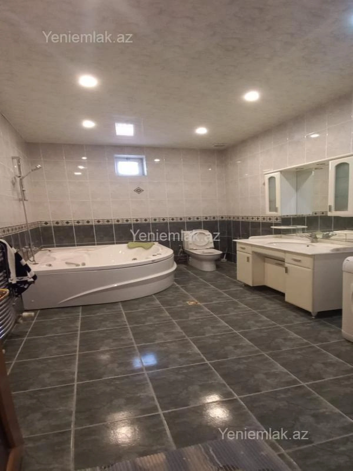 Satılır 8 otaqlı həyət evi 380 m²