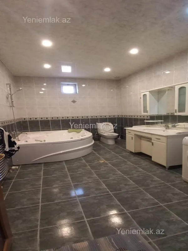 Satılır 8 otaqlı həyət evi 380 m²