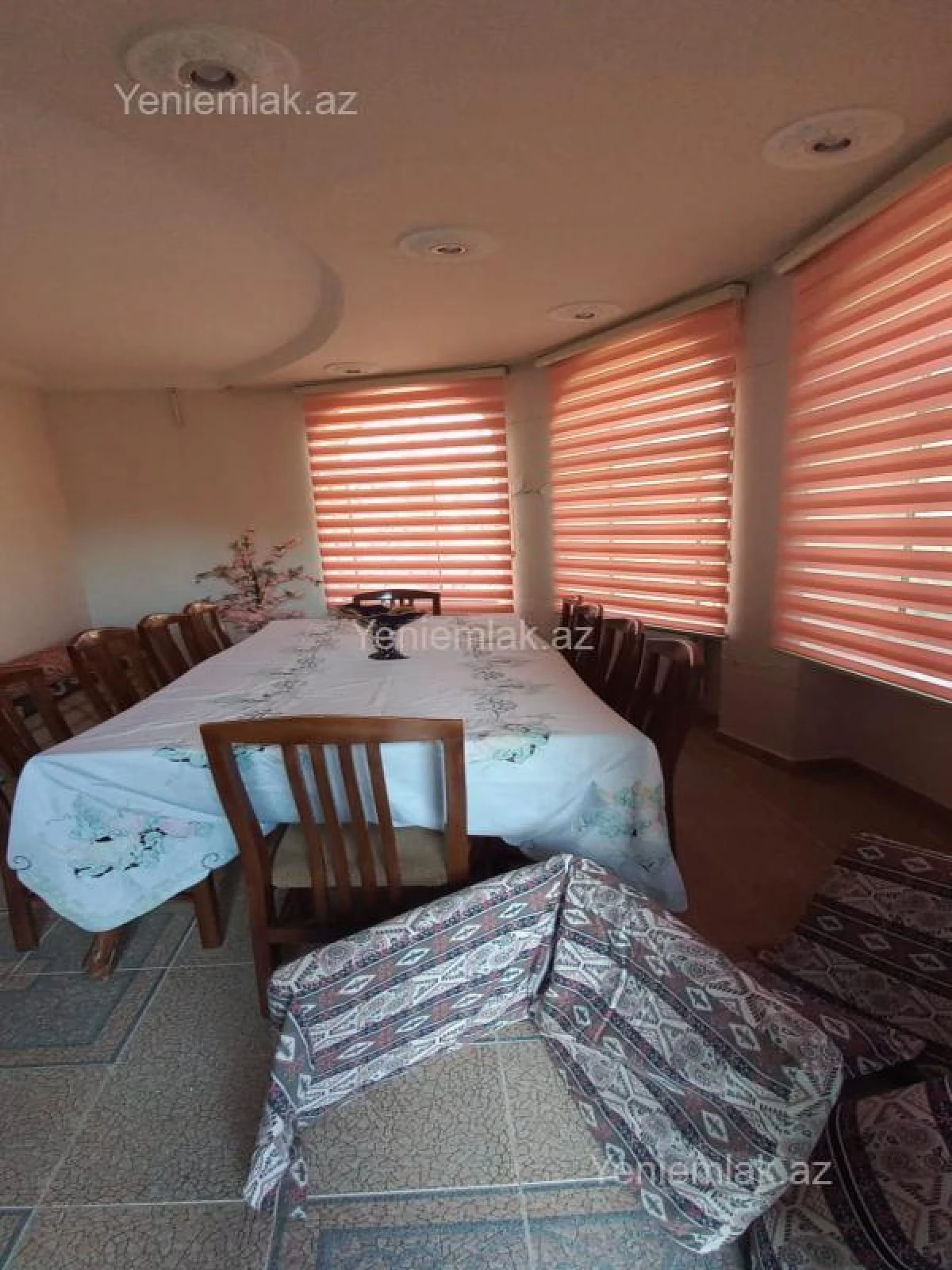 Satılır 8 otaqlı həyət evi 380 m²