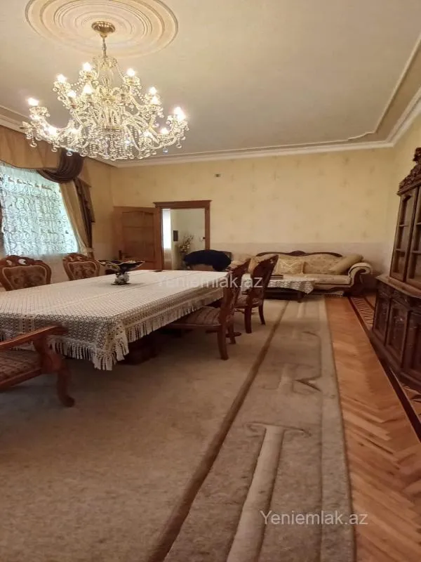 Satılır 8 otaqlı həyət evi 380 m²