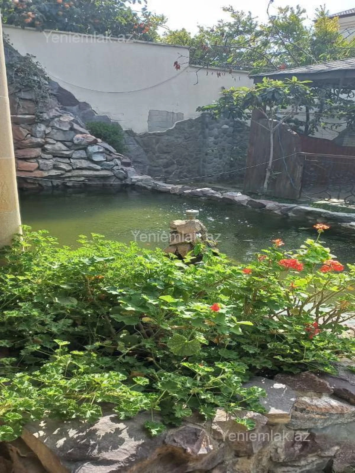 Satılır 8 otaqlı həyət evi 380 m²