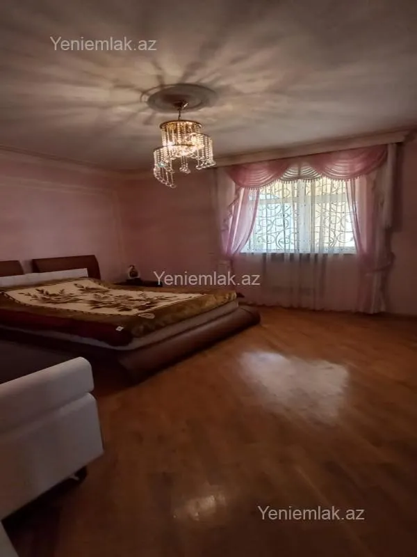 Satılır 8 otaqlı həyət evi 380 m²