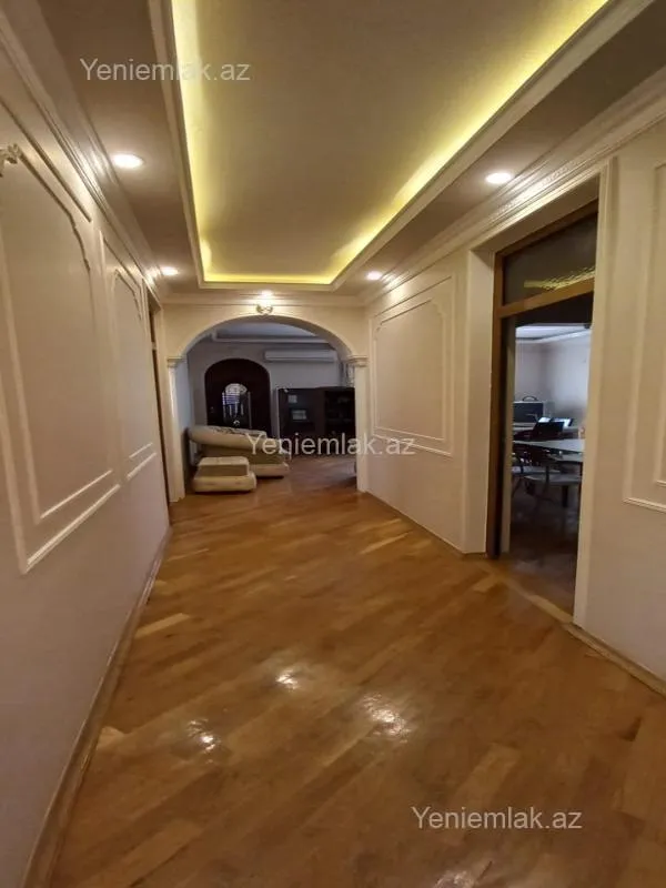 Satılır 8 otaqlı həyət evi 380 m²
