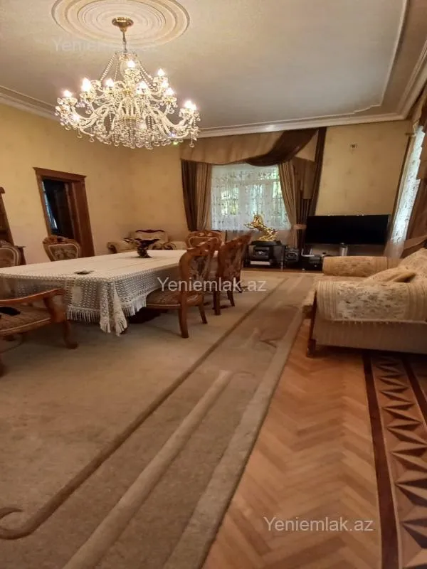 Satılır 8 otaqlı həyət evi 380 m²