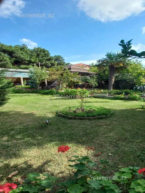 Satılır 8 otaqlı həyət evi 380 m²