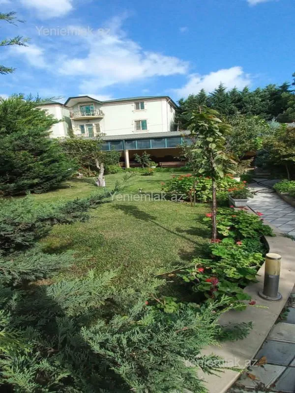 Satılır 8 otaqlı həyət evi 380 m²