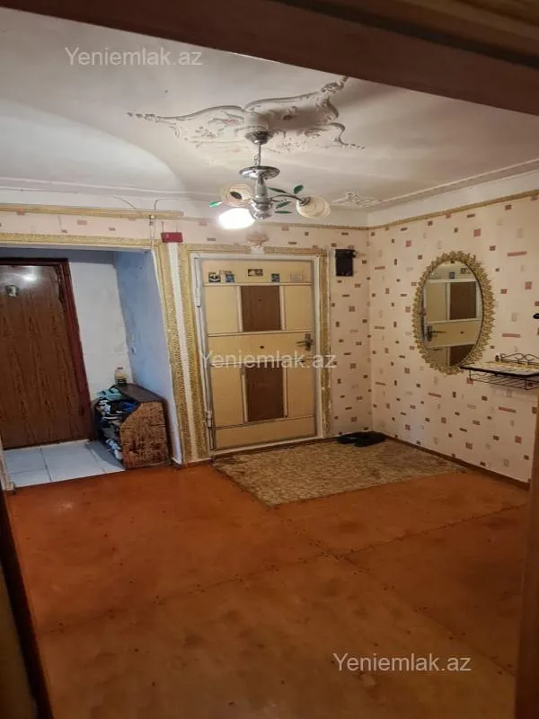 Satılır 4 otaqlı köhnə tikili 100 m²