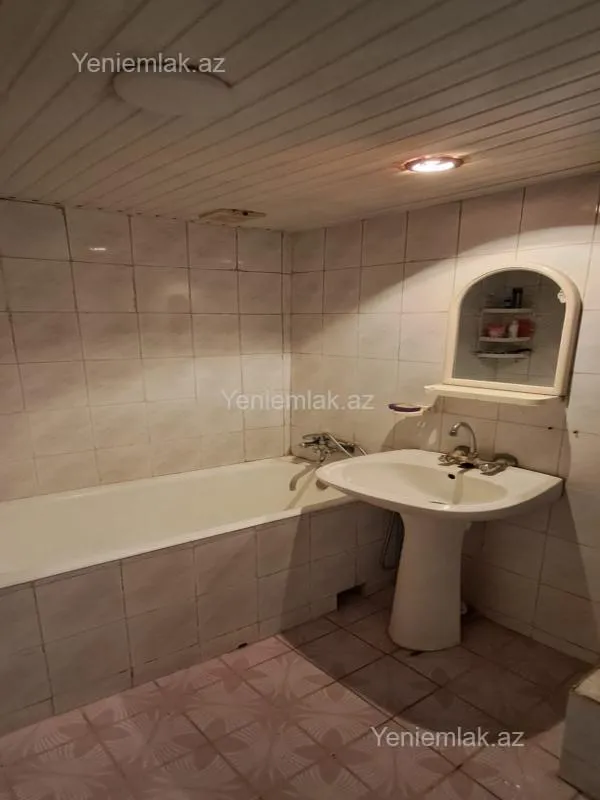 Satılır 4 otaqlı köhnə tikili 100 m²