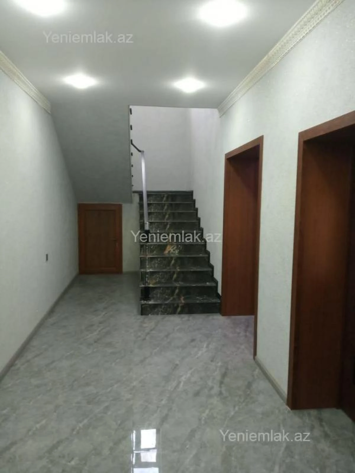 Satılır 5 otaqlı həyət evi 254 m²
