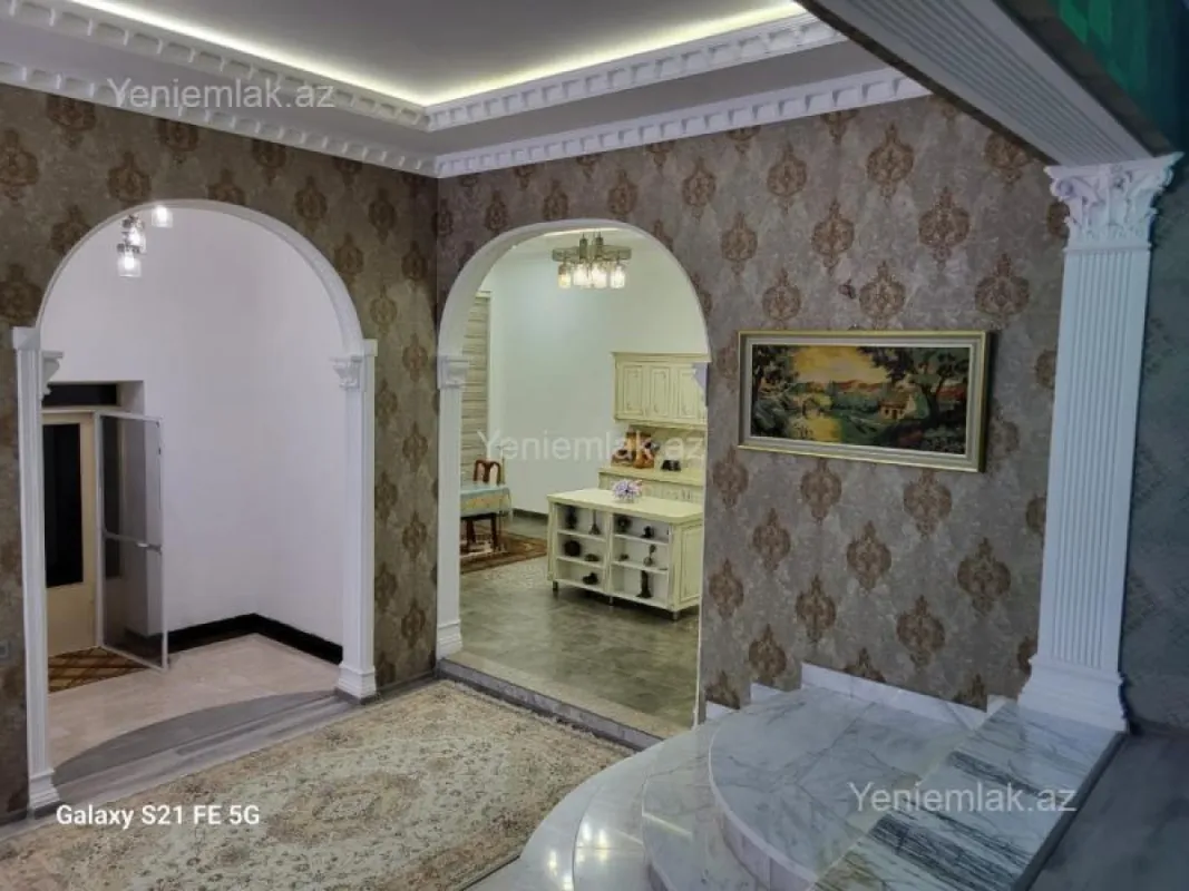 Satılır 5 otaqlı həyət evi 240 m²