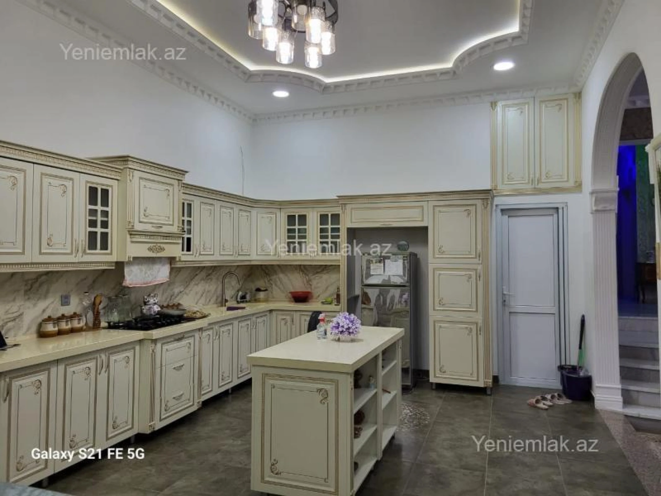 Satılır 5 otaqlı həyət evi 240 m²
