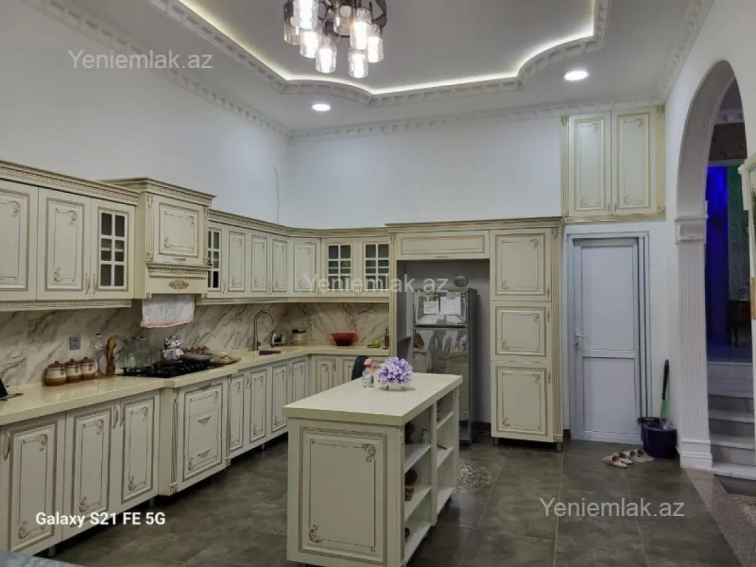Satılır 5 otaqlı həyət evi 240 m²
