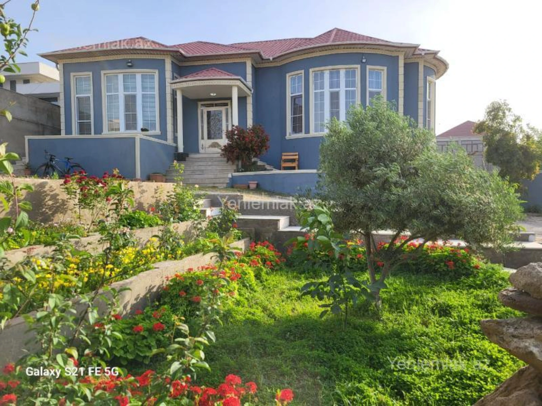 Satılır 5 otaqlı həyət evi 240 m²