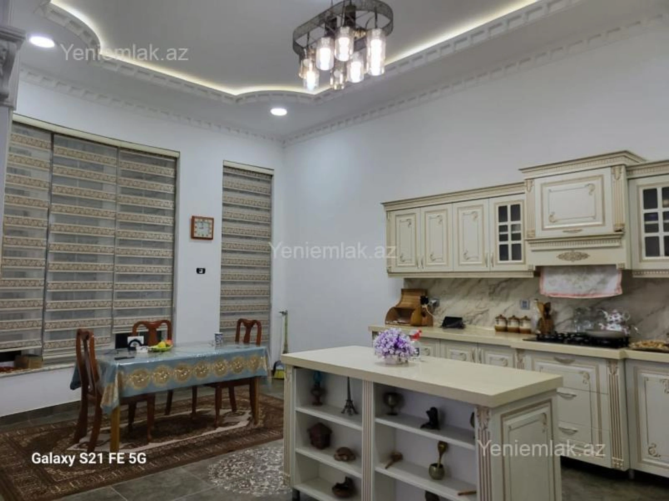 Satılır 5 otaqlı həyət evi 240 m²