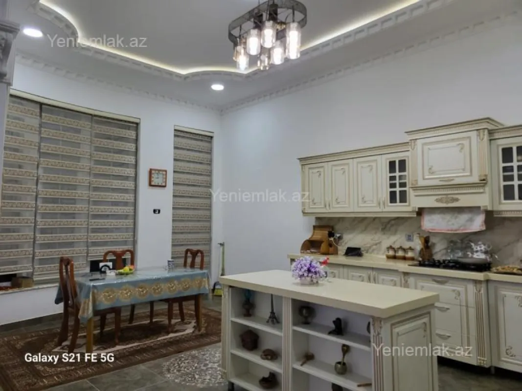 Satılır 5 otaqlı həyət evi 240 m²
