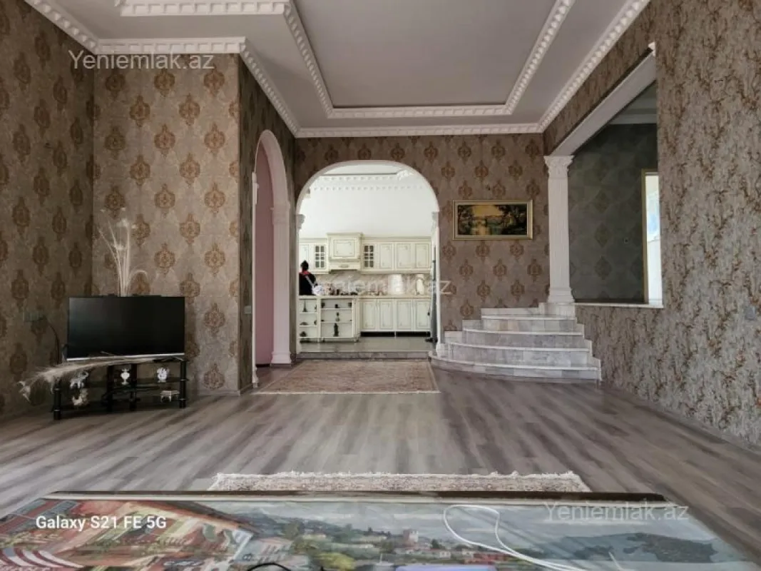 Satılır 5 otaqlı həyət evi 240 m²