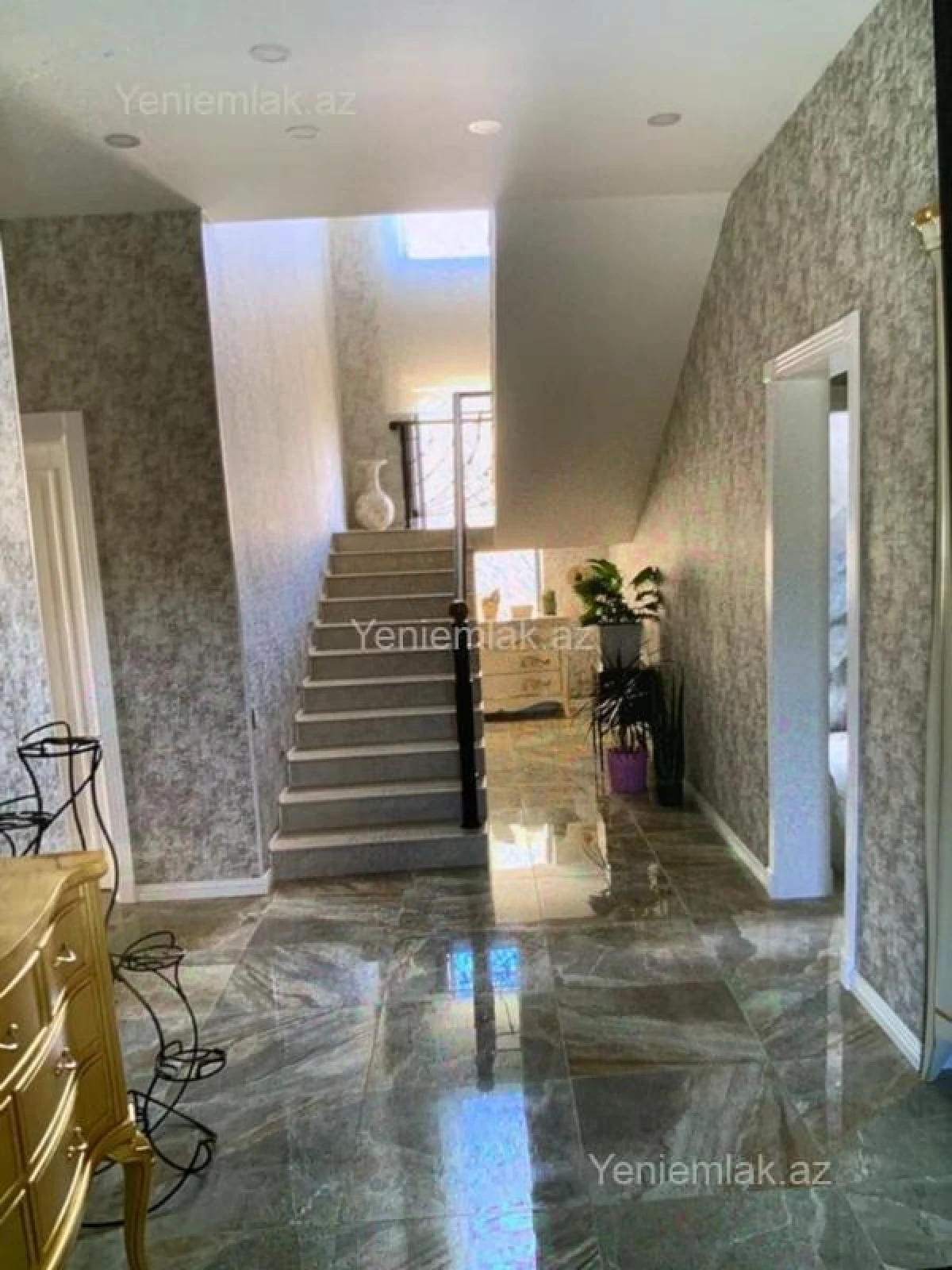 Satılır 6 otaqlı həyət evi 300 m²