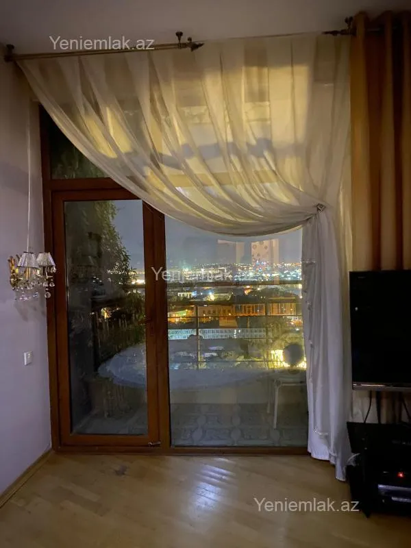 Satılır 3 otaqlı köhnə tikili 117 m²