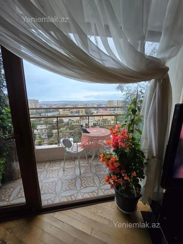 Satılır 3 otaqlı köhnə tikili 117 m²