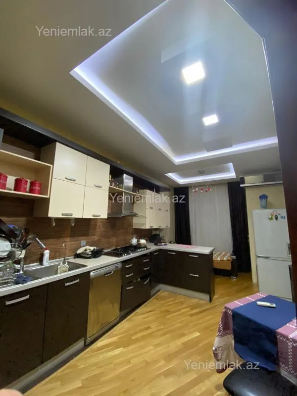 Satılır 3 otaqlı köhnə tikili 117 m²