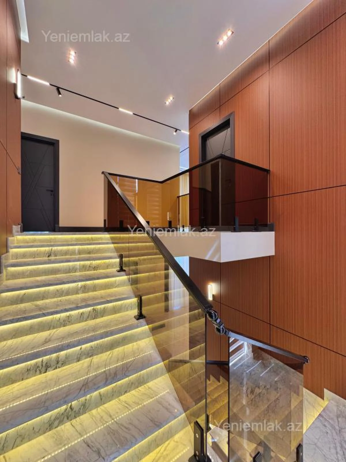 Satılır 5 otaqlı həyət evi 350 m²