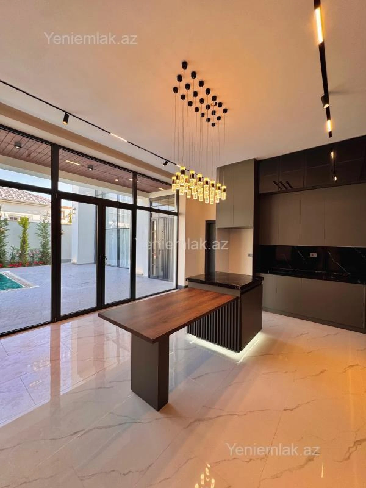 Satılır 5 otaqlı həyət evi 350 m²