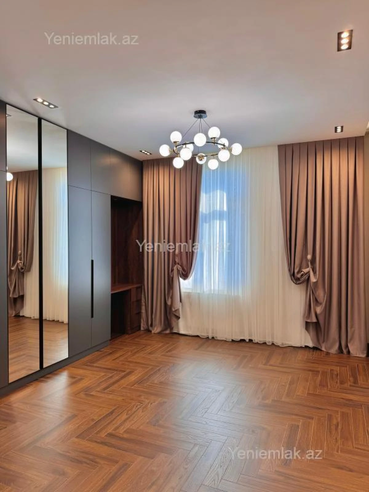 Satılır 5 otaqlı həyət evi 350 m²