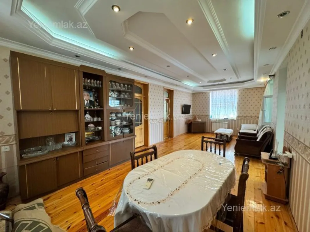 Satılır 6 otaqlı həyət evi 300 m²