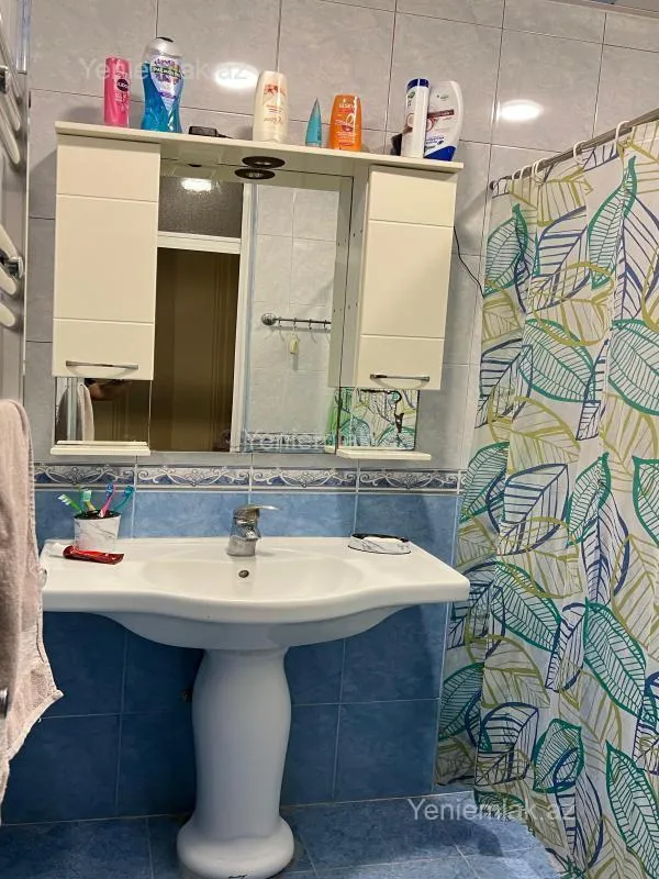 Satılır 4 otaqlı köhnə tikili 100 m²