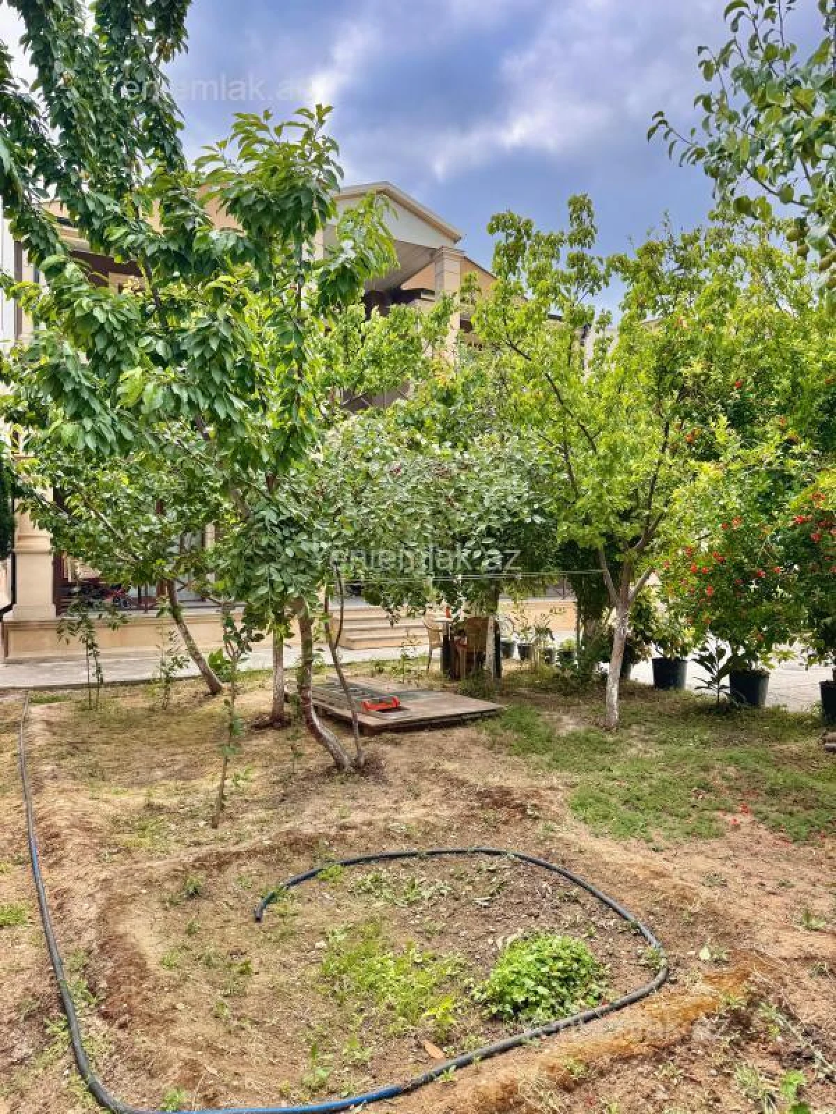 Satılır 7 otaqlı həyət evi 450 m²