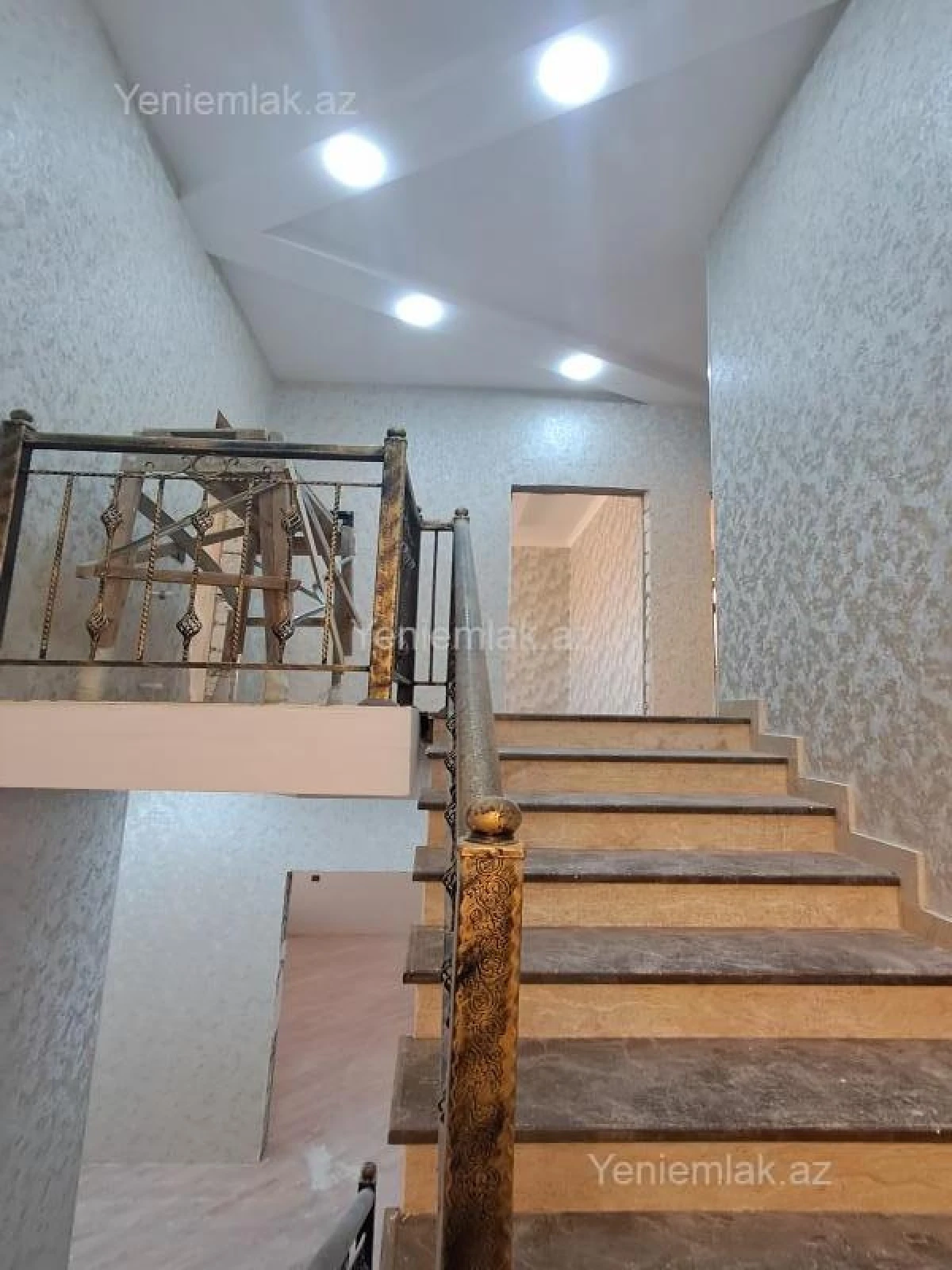Satılır 6 otaqlı həyət evi 240 m²