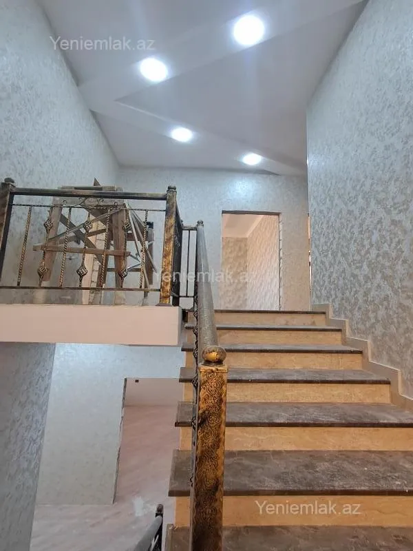 Satılır 6 otaqlı həyət evi 240 m²