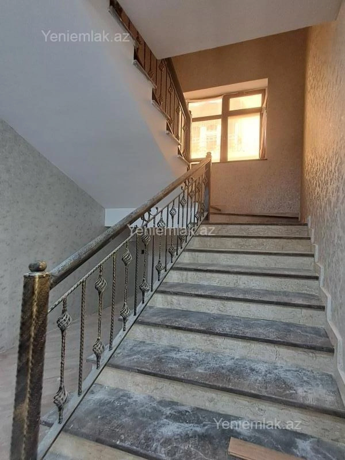 Satılır 6 otaqlı həyət evi 240 m²