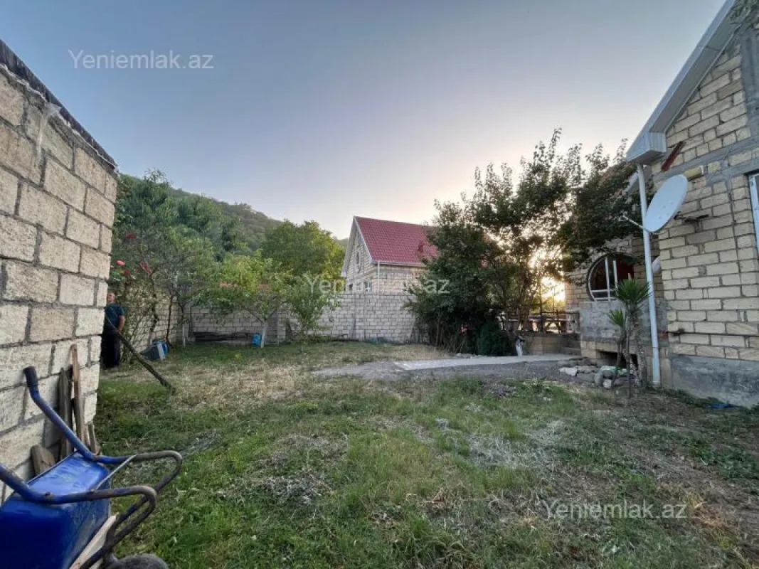 Satılır 8 otaqlı həyət evi 260 m²