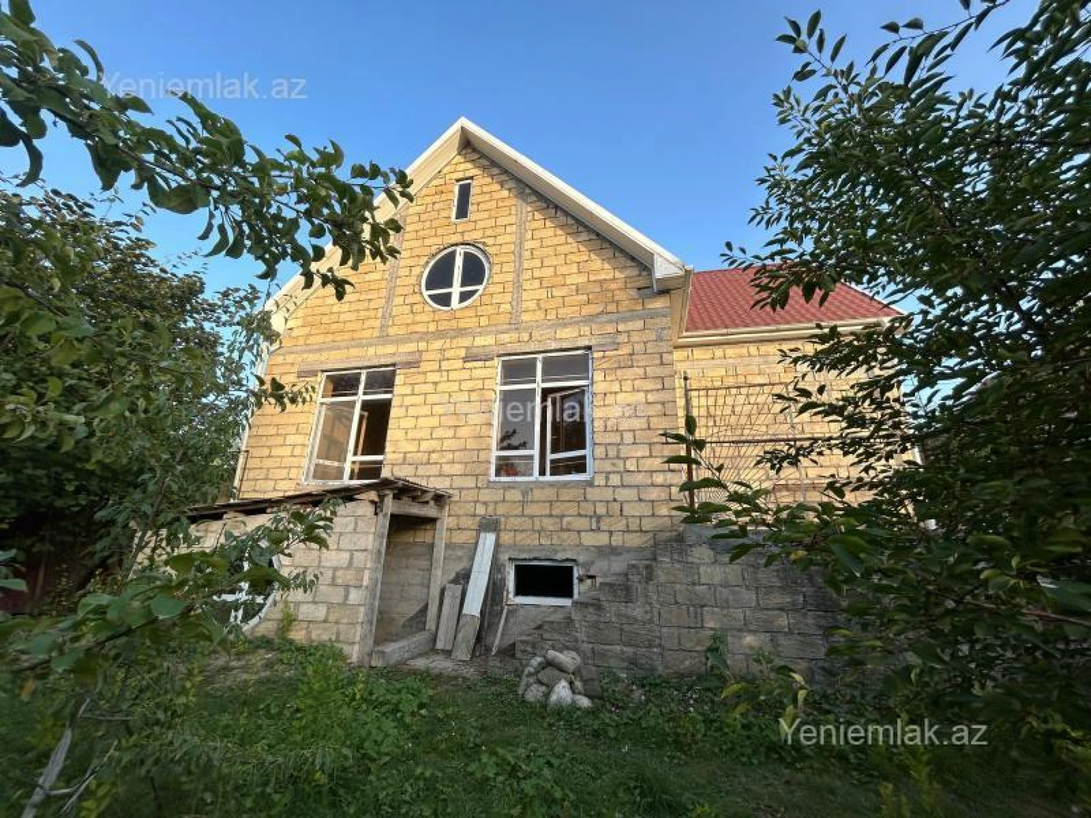 Satılır 8 otaqlı həyət evi 260 m²