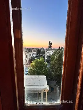 Satılır 4 otaqlı köhnə tikili 105 m²