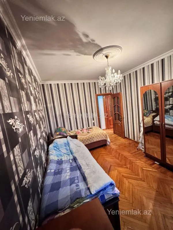 Satılır 4 otaqlı köhnə tikili 105 m²