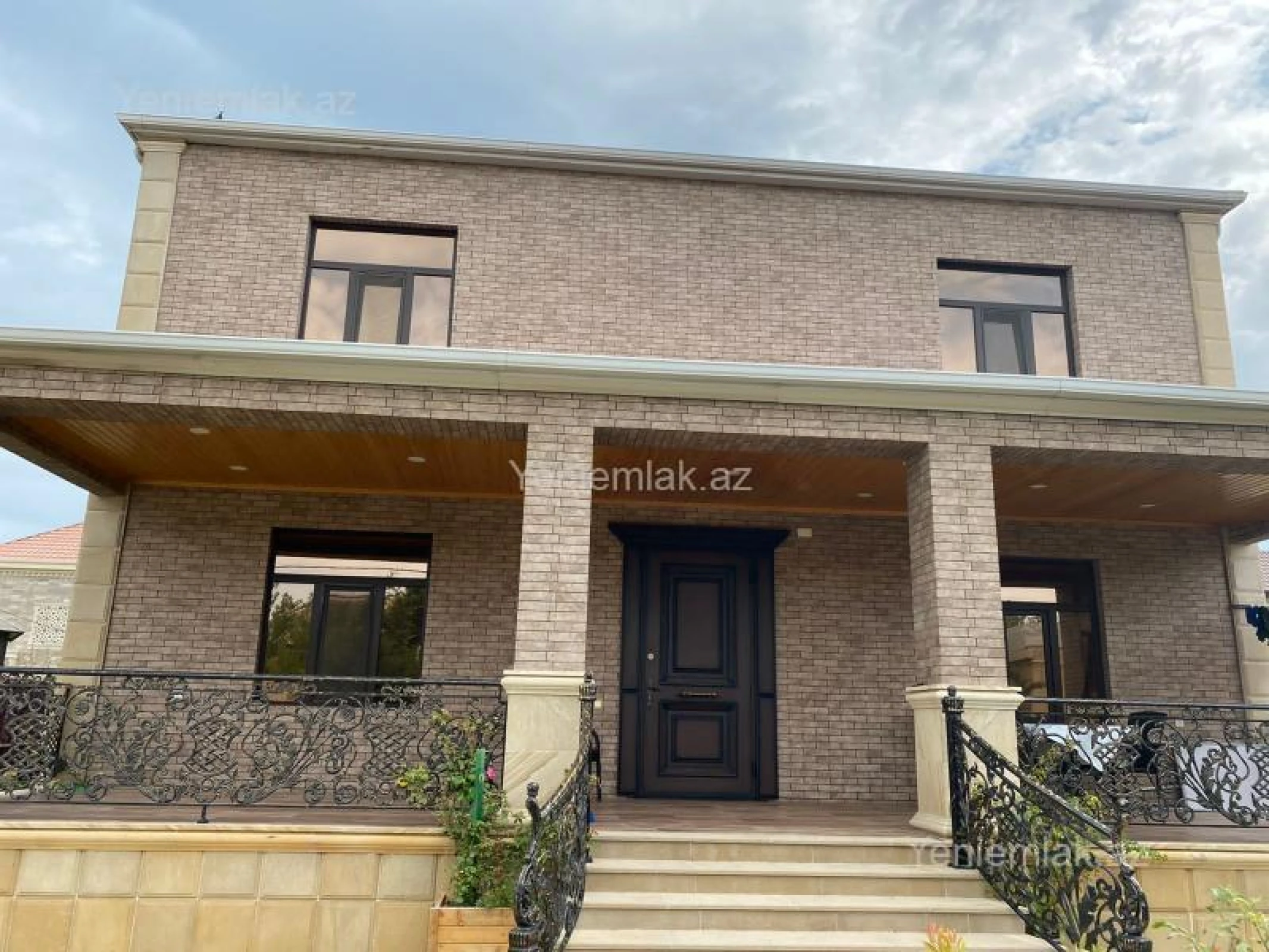 Satılır 5 otaqlı həyət evi 360 m²