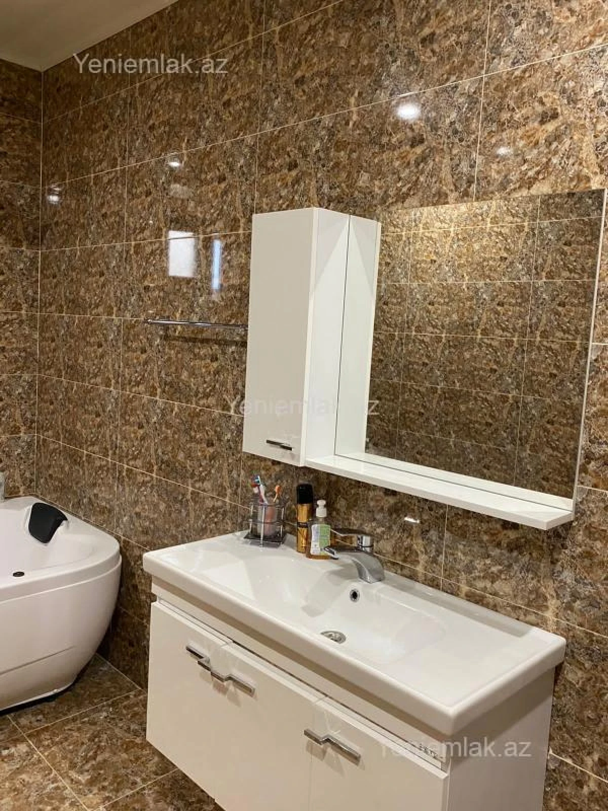 Satılır 5 otaqlı həyət evi 360 m²