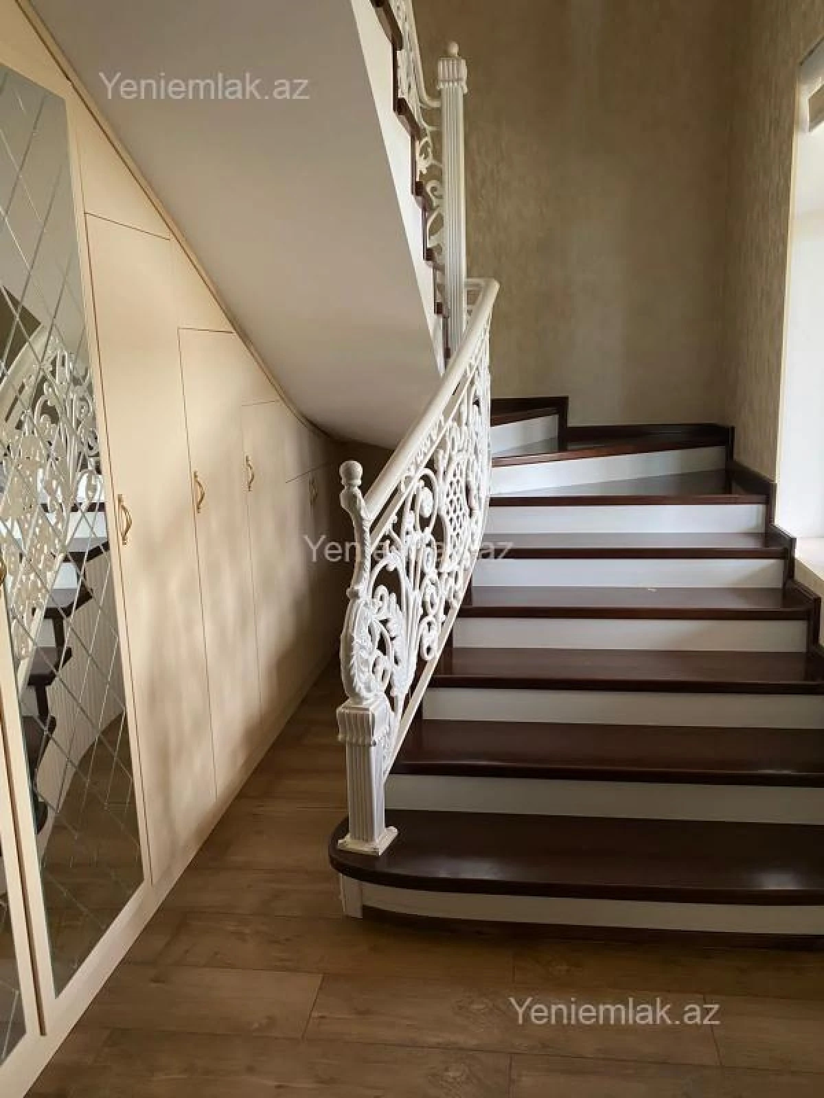 Satılır 5 otaqlı həyət evi 360 m²