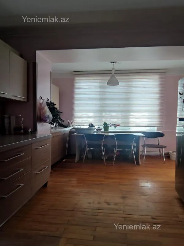 Satılır 4 otaqlı köhnə tikili 100 m²