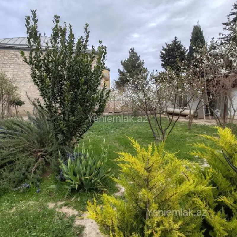 Satılır 5 otaqlı həyət evi 300 m²