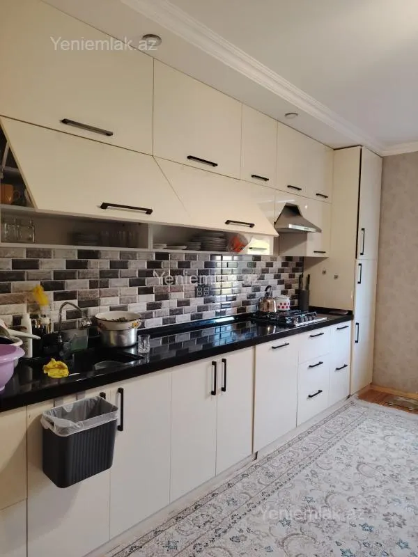 Satılır 5 otaqlı həyət evi 300 m²