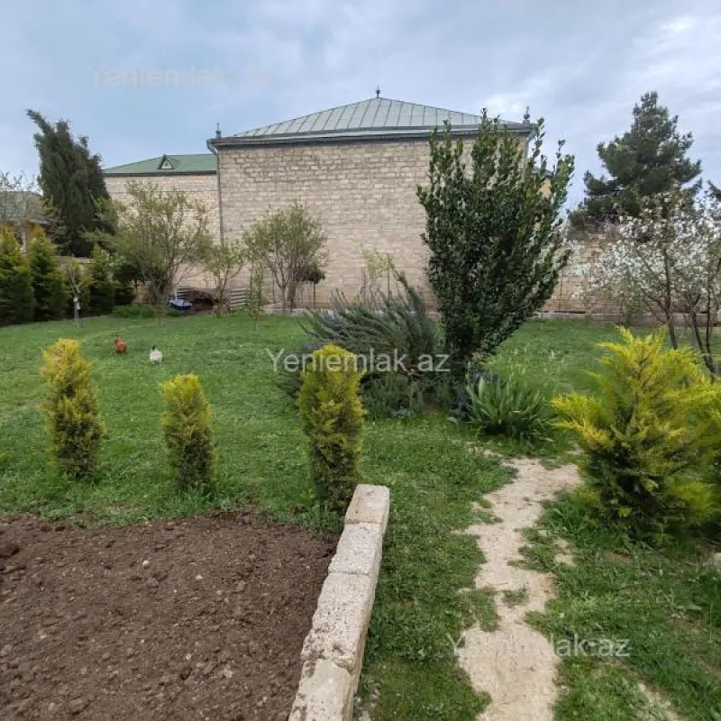 Satılır 5 otaqlı həyət evi 300 m²