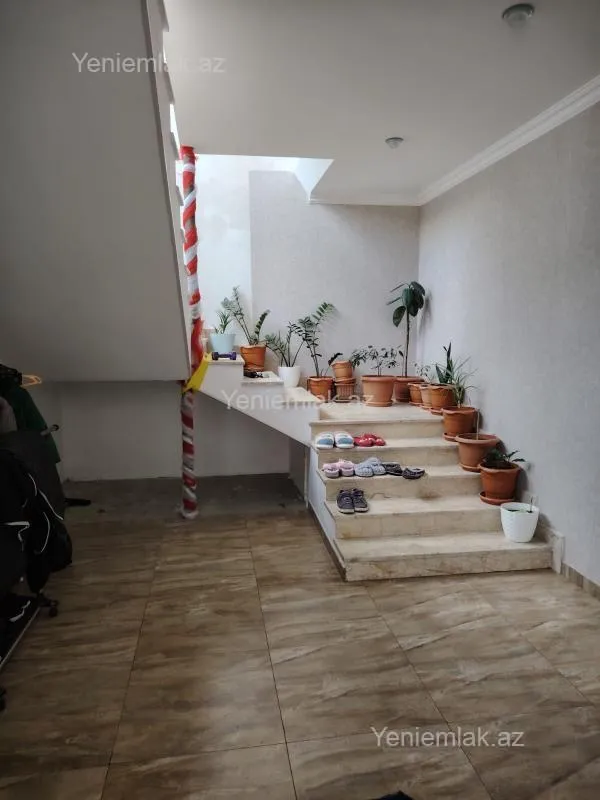 Satılır 5 otaqlı həyət evi 300 m²