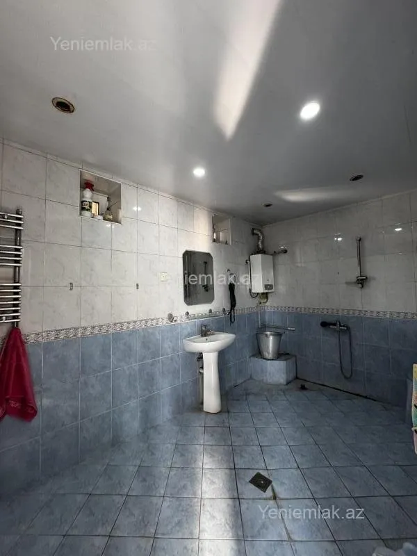 Satılır 6 otaqlı həyət evi 240 m²