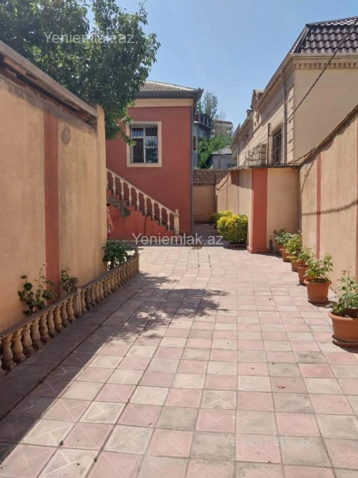 Satılır 8 otaqlı həyət evi 200 m²