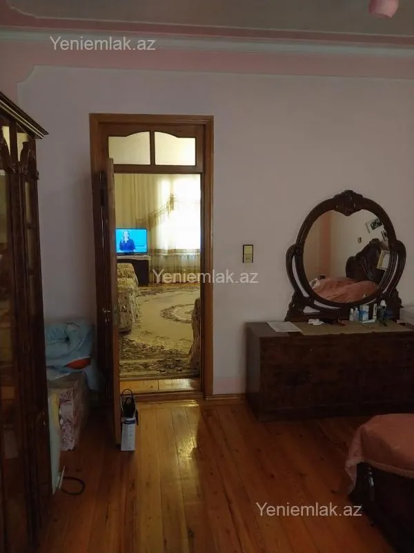 Satılır 8 otaqlı həyət evi 200 m²