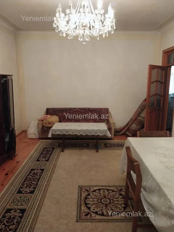 Satılır 8 otaqlı həyət evi 200 m²